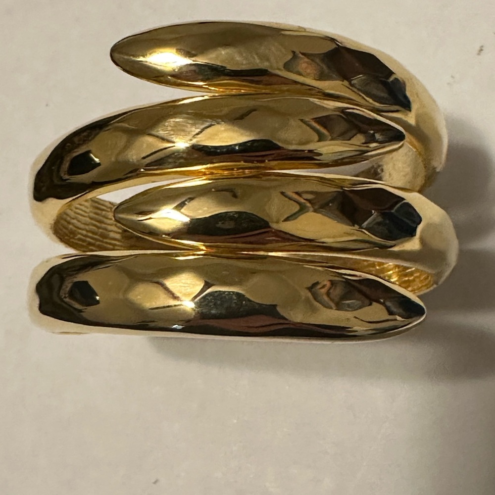 💰💰Bundle 2 For $20  Deal💰💰
Gold chunky cuff bracelet in excellent condition